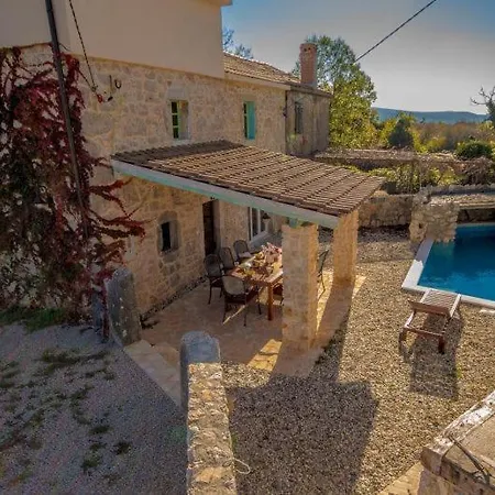Romantic Stone With Pool And Waterfall, In A Quiet Area - By Traveler Tourist Agency Id 2162 Villa Garica
